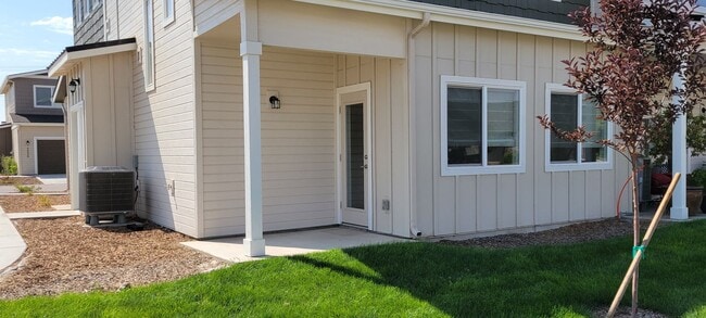 Building Photo - New and Wonderful 3 Bedroom Townhouse
