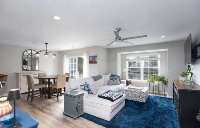 Building Photo - 1092 Shadowlawn Dr