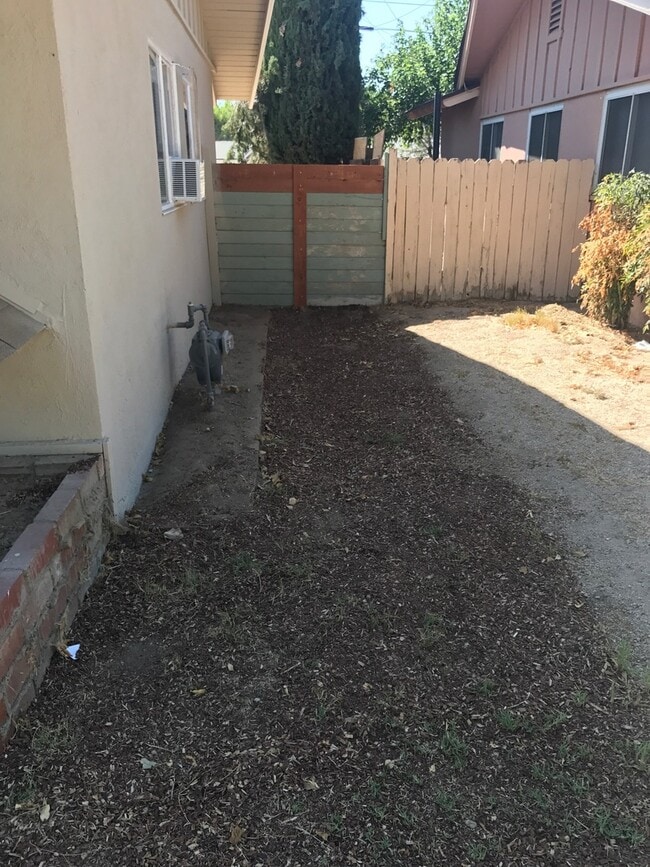 Building Photo - Huge 4/2 house located on a very desirable area. section 8 approved