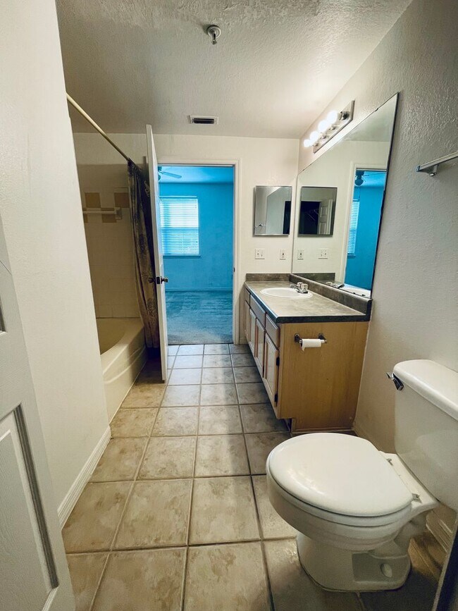 Foto del edificio - GREAT LOCATION!  SPACIOUS 3 BEDROOM 2 BATH...