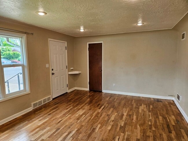 Foto del edificio - 2Bd/1Ba Single Story House - For Viewing!