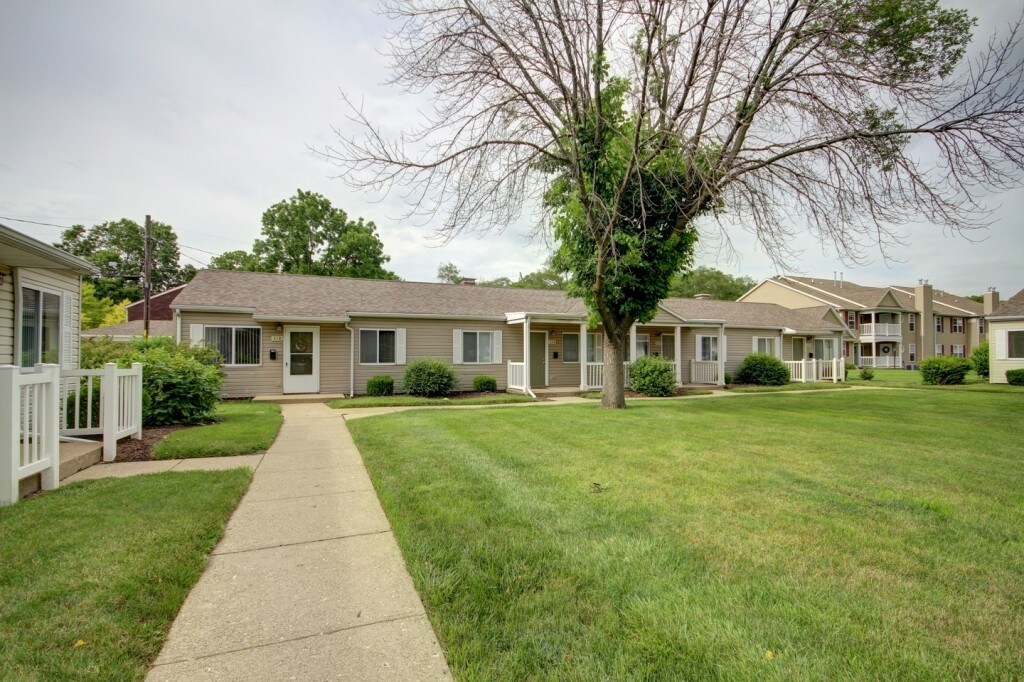 Primary Photo - 411 E Fairlawn Dr