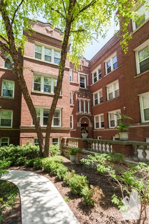 Building Photo - 729 W Buckingham Pl