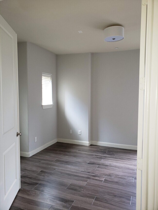 plenty of natural light - 2013 Fannin Sta