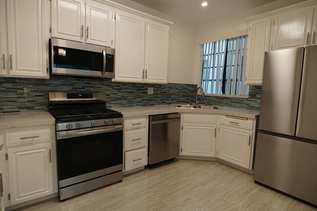 Kitchen - 925 S Bedford St