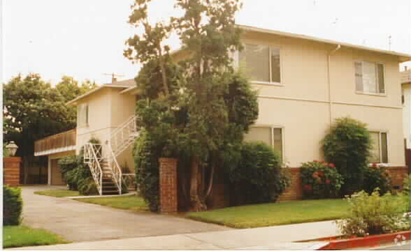 Building Photo - 831 Roble Ave