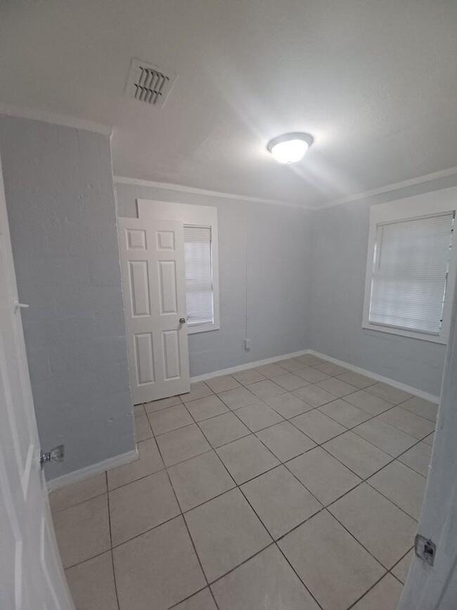 Building Photo - 2518/2520  Moncrief Rd