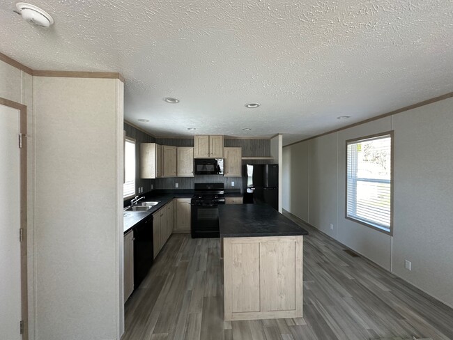 Building Photo - Brand New 3 bed/2 bath home