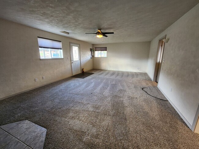 Building Photo - West Richland home for rent with large sho...
