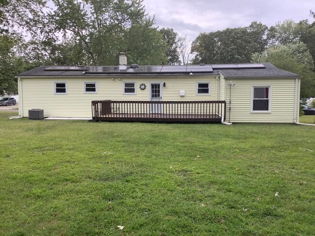 Large deck - 6 Redwood Rd
