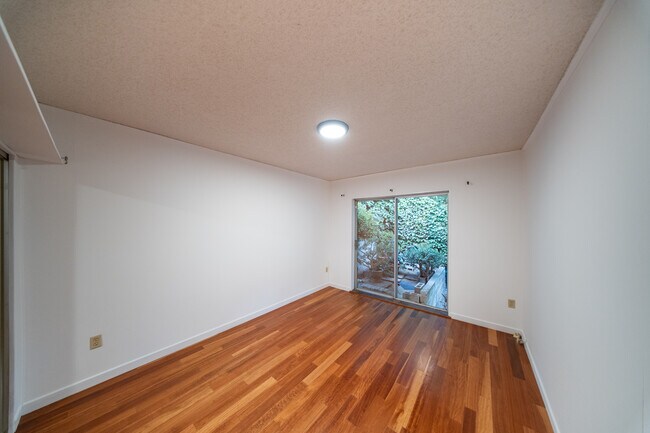 Foto del edificio - 8639 Crescent Dr