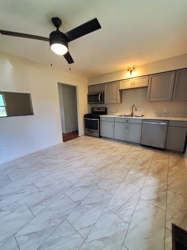 Building Photo - Spacious Four Bedroom Two Bath Home in Ben...