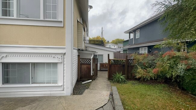 Photo du bâtiment - 3955 Pandora St