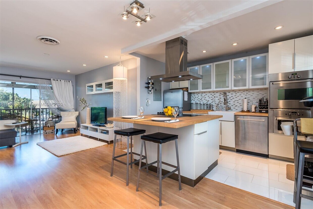 Foto principal - 2801 NE 33rd Ct