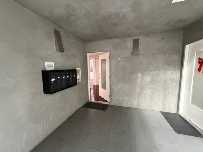 Foto del edificio - 2-Bedroom Condo in Westwood – Available after 1/18/2026!