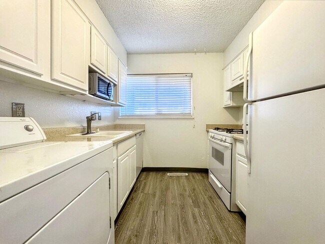 Foto del edificio - 8003 Wolff St