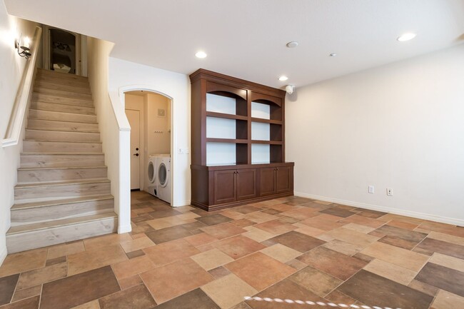 Foto del edificio - Beautiful Tri-level Townhome!
