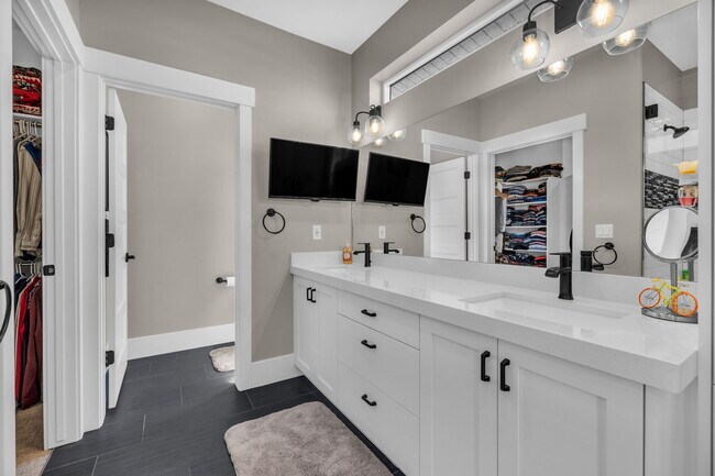 Building Photo - 11447 N Groves Edge Dr