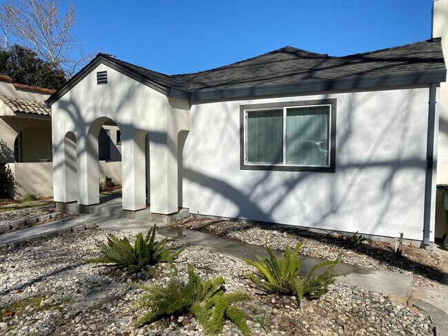 Foto del edificio - Beautiful Land Park home with fresh paint and new flooring throughout.