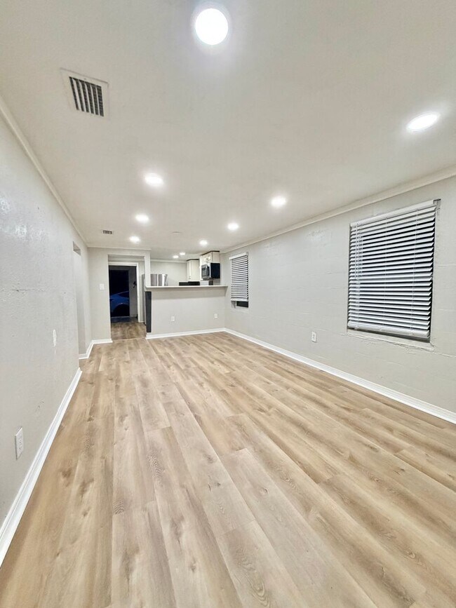Foto del edificio - Super Cute 3/1 Walking Distance to High School and Downtown!