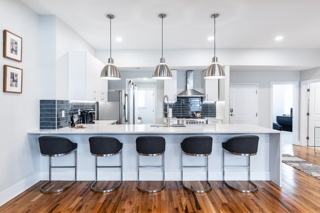 Cocina de chef muy moderna con encimeras de cuarzo tipo cascada - 795 E McMillan St