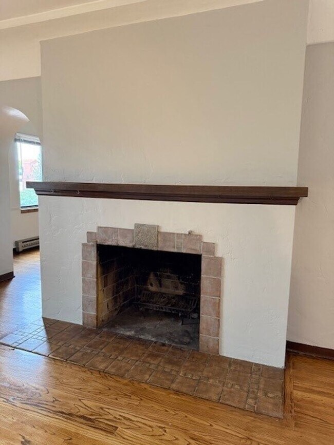 Foto del edificio - Cliff Dr. Apartment - Spacious with Hardwo...