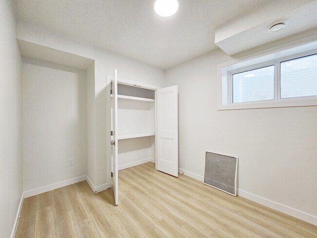 Photo du bâtiment - 1812 155 Ave NW
