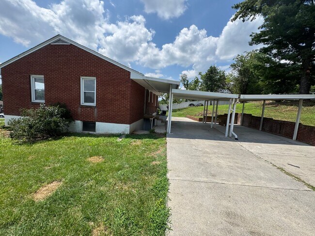Building Photo - Newly updated 4 bedroom 1.5 bath with hard...