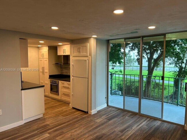 Building Photo - 9320 Fontainebleau Blvd