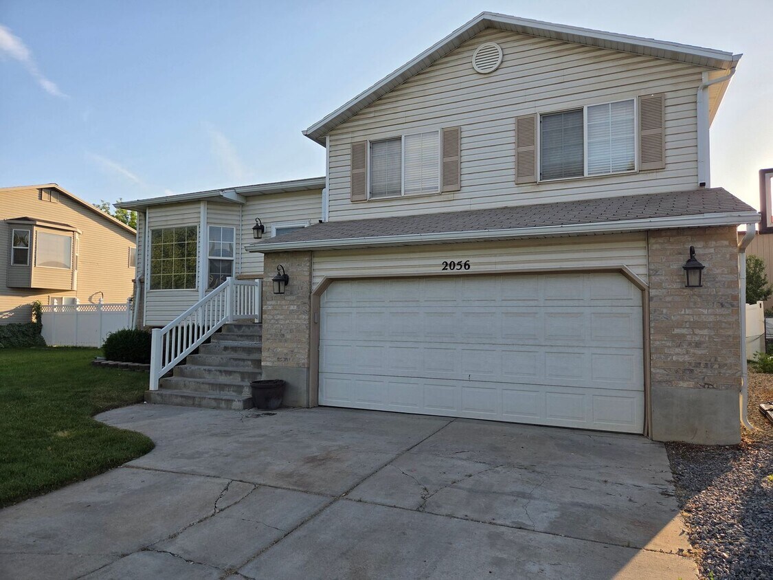 Primary Photo - Charming Home in Woods Cross - Ready To Move!