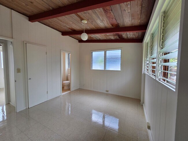 Building Photo - Momilani: 3 bedroom 1.5 bath duplex house w/ 2 car Tandem parking