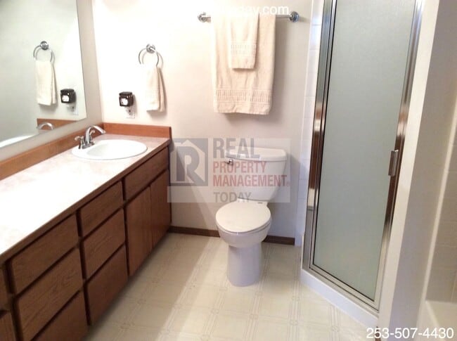 Building Photo - Stunning 3 Bedroom Rambler! Great Location!