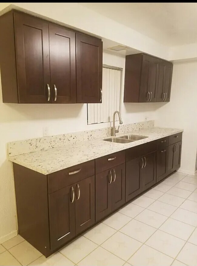 Foto del edificio - 313 E Fairview Blvd