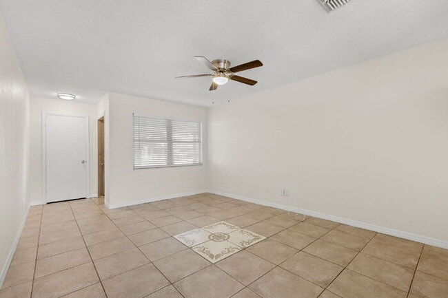 Building Photo - "Charming 3-Bed, 2-Bath Gem in St. Petersb...