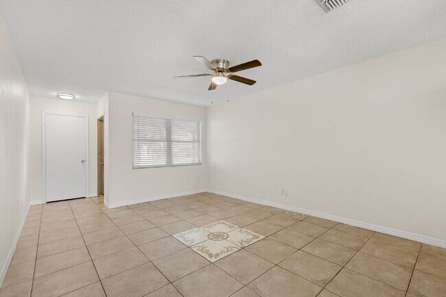 Foto del edificio - "Charming 3-Bed, 2-Bath Gem in St. Petersburg – 1200 Sq Ft of Cozy Living!"