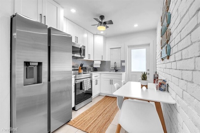 Building Photo - 4 br, 2 bath House - 217 NE 11th St # 217-219