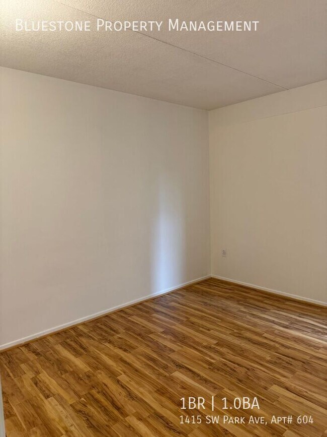 Foto del edificio - MOVE IN READY! Skylit 1 Bedroom on the Par...
