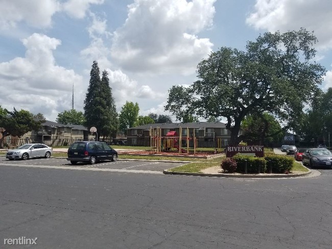 Building Photo - 3 br, 1.5 bath Townhome - 4450 Townehome dr