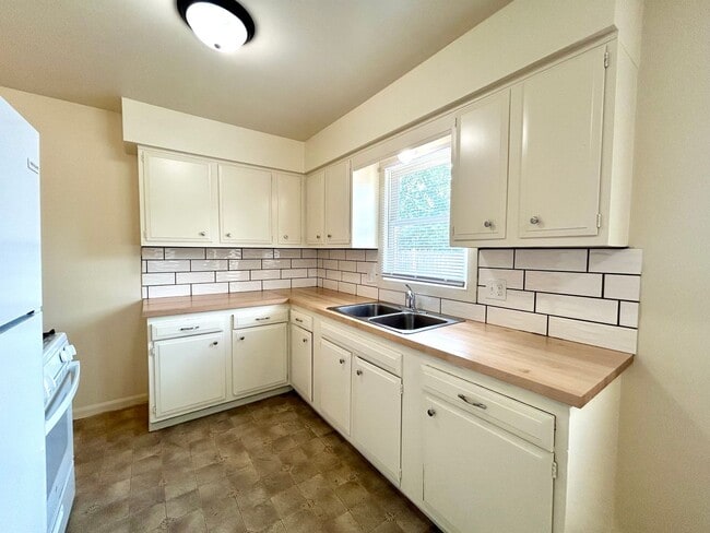 Building Photo - Dawes Court SE - 4256-4258