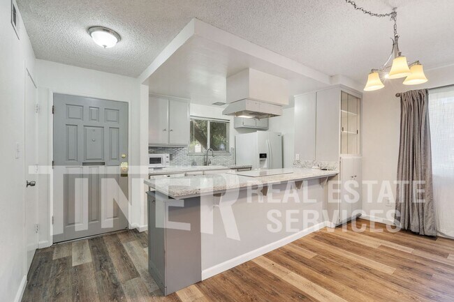 Building Photo - Beautifully Updated 2 Bedroom - Tier 5