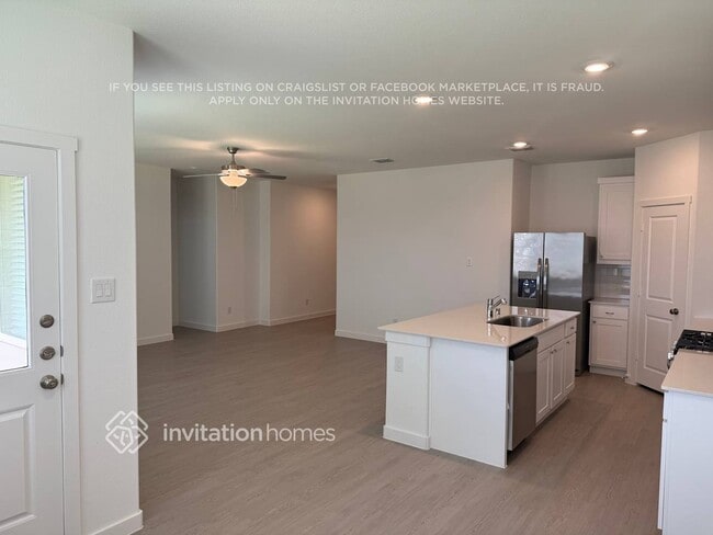Building Photo - 213 Hazelnut Dr