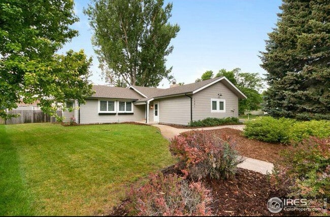 Building Photo - 1001 Camelot Cir