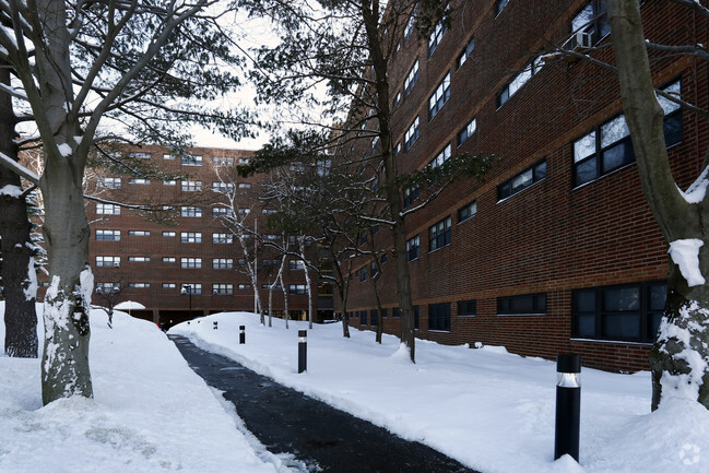 Foto del edificio - Lower Mills Apartments