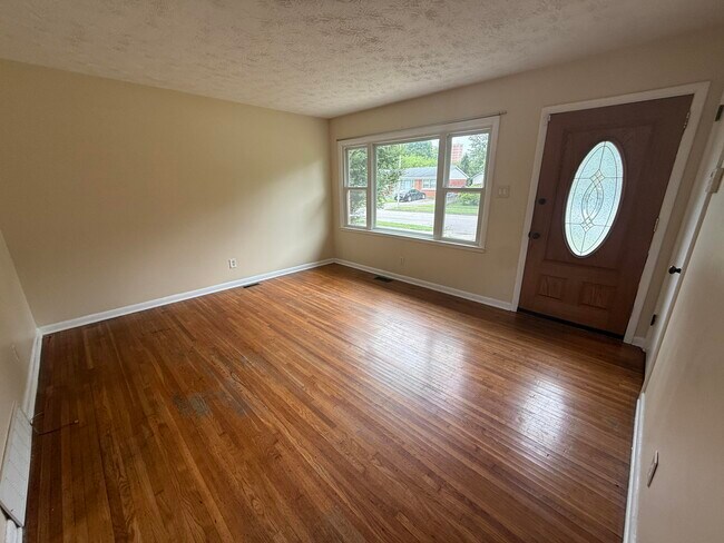 Building Photo - 2067 Tamarack Dr