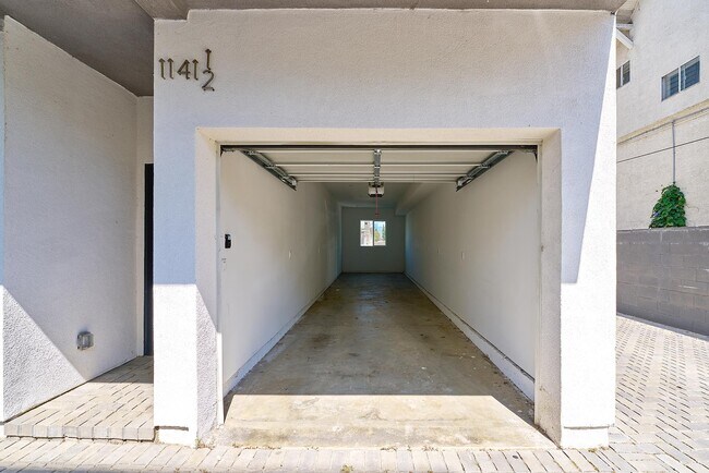 Building Photo - 1141 1/2 Irolo St