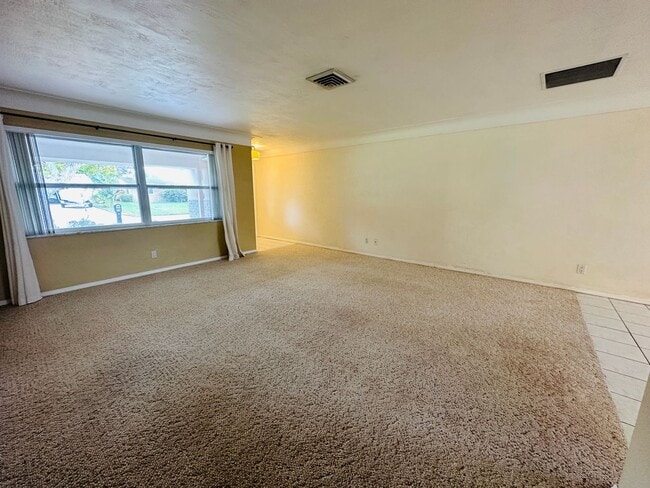 Building Photo - Spacious 2 Bedroom 2 Bathroom Seminole Home with Yard