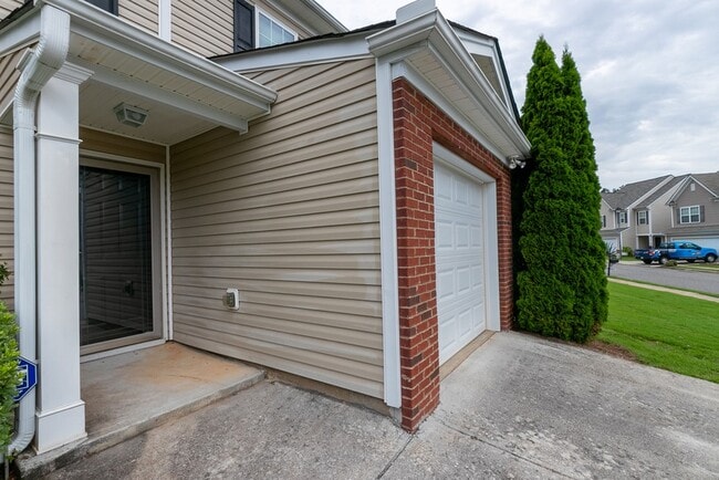 Building Photo - 421 Double Creek Dr
