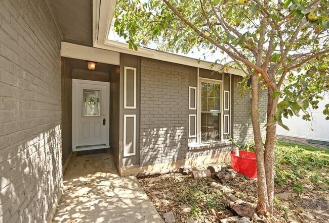 Building Photo - 1008 Hillside Oaks Dr