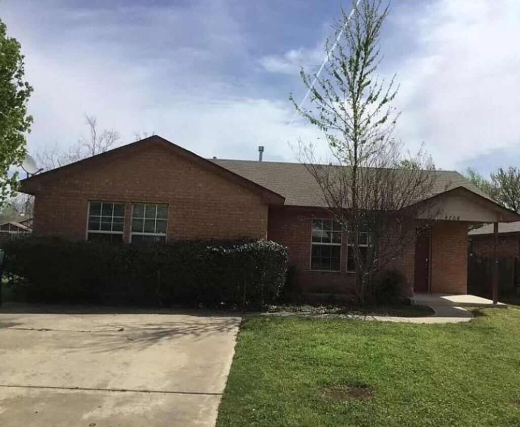 Primary Photo - 3 bed, 1 bath home with appliances