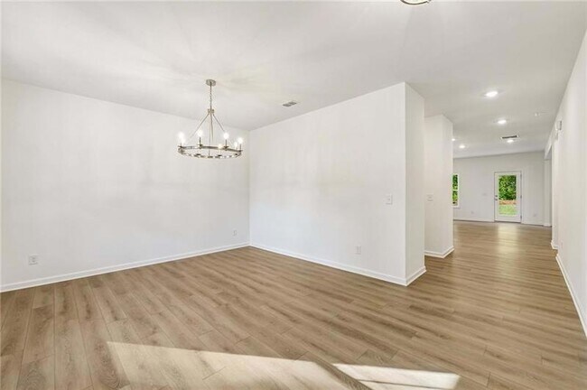Building Photo - 204 Silverleaf Trl